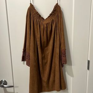 Easel Off the shoulder long sleeve